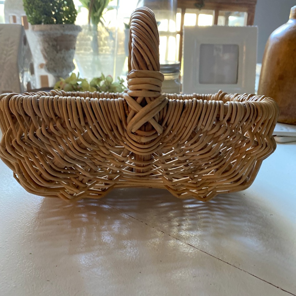 Wicker basket with handle